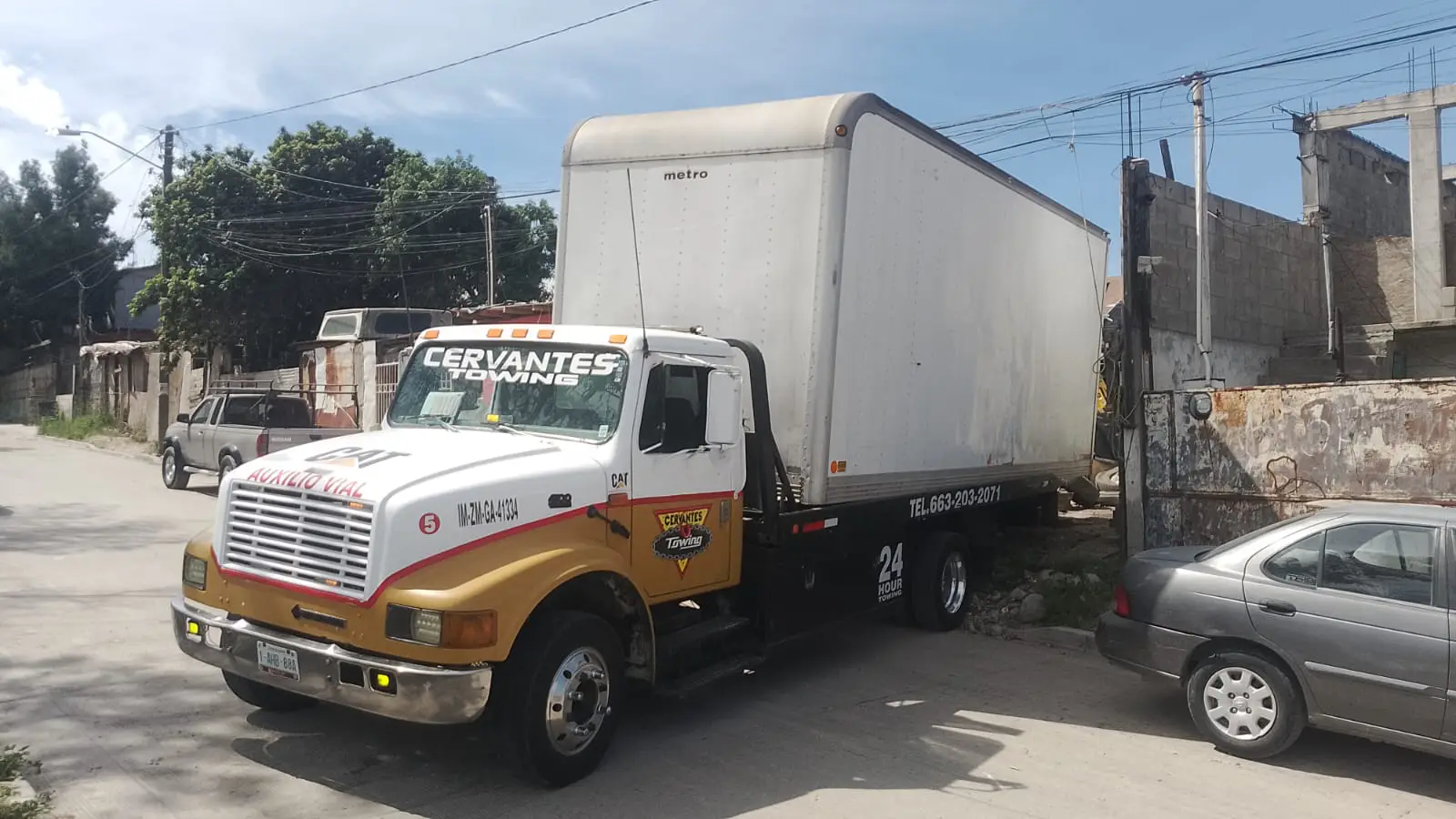 Tractocamión con caja seca para traslado de mercancía en Baja California