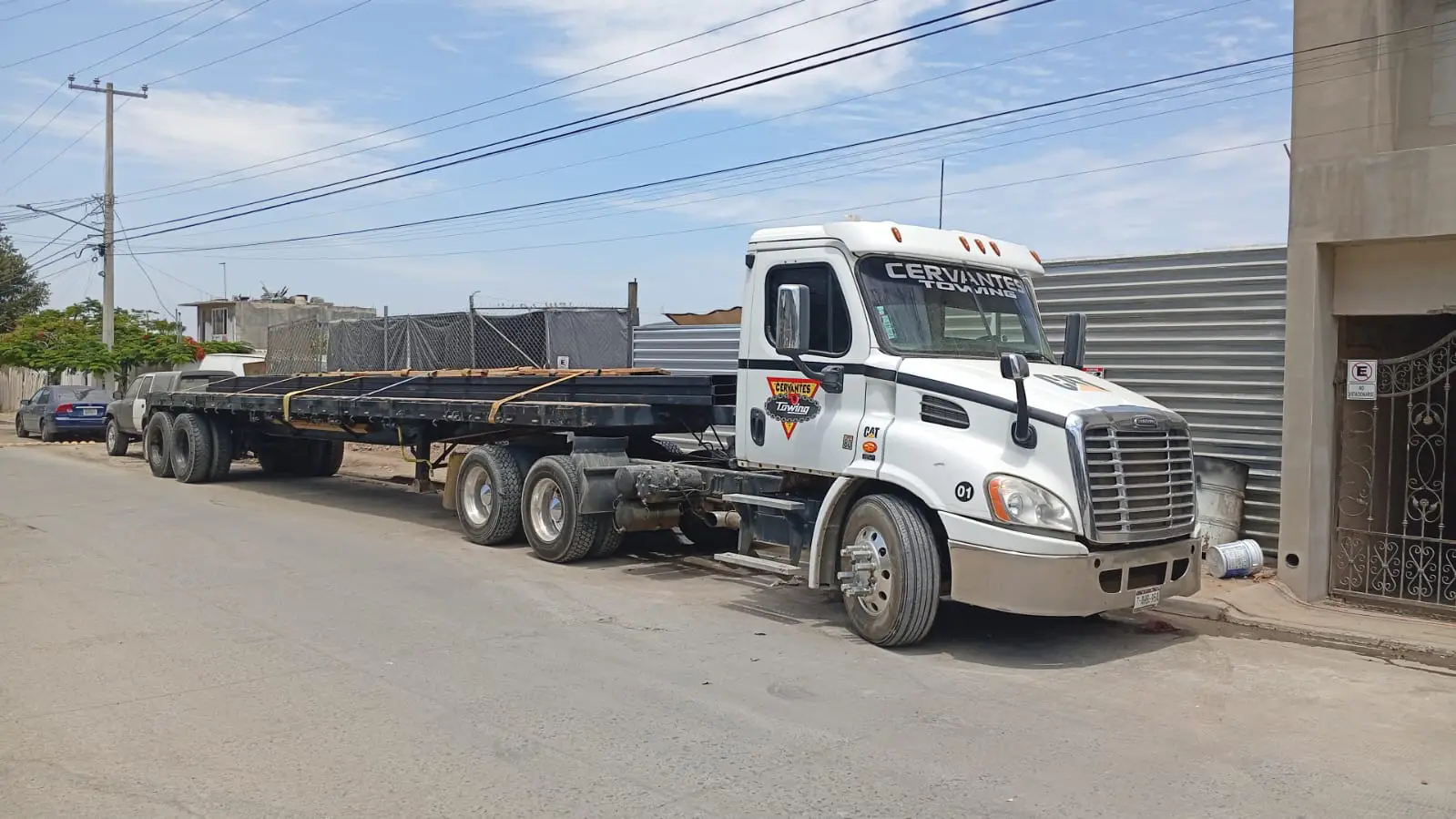 Plataforma con flete de materiales de construcción en Baja California