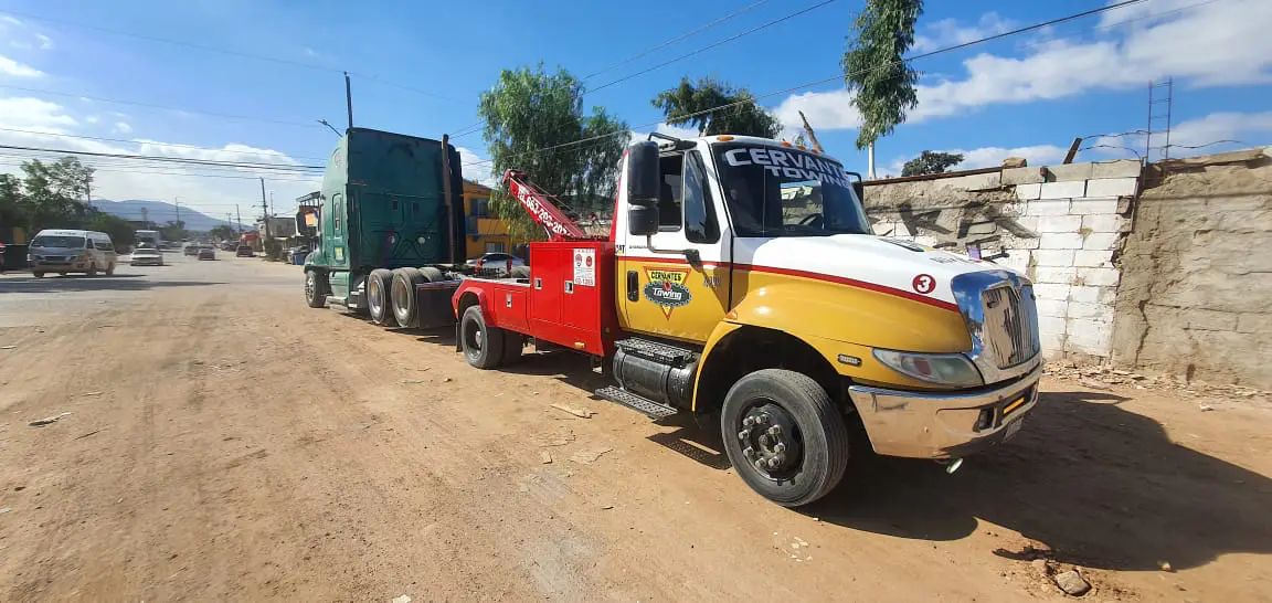Grúa de arrastre remolcando una camioneta de forma segura en Tijuana