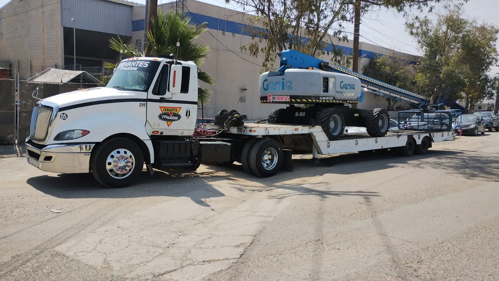 Plataforma cargando materiales y maquinaria industrial en Tijuana