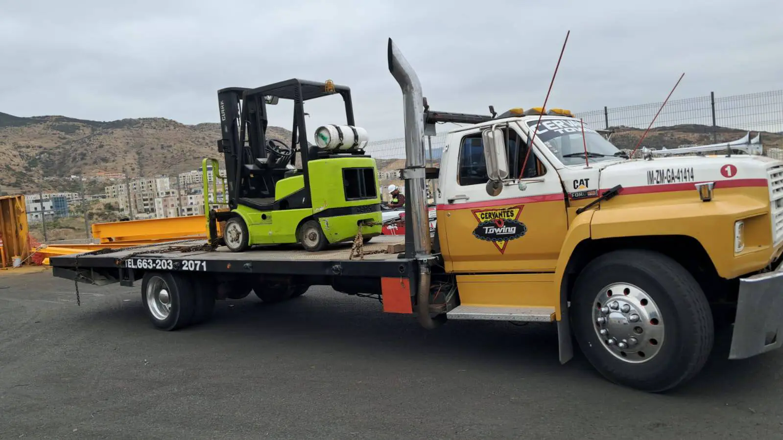Plataforma de Cervantes Towing trasladando un montacargas en Baja California