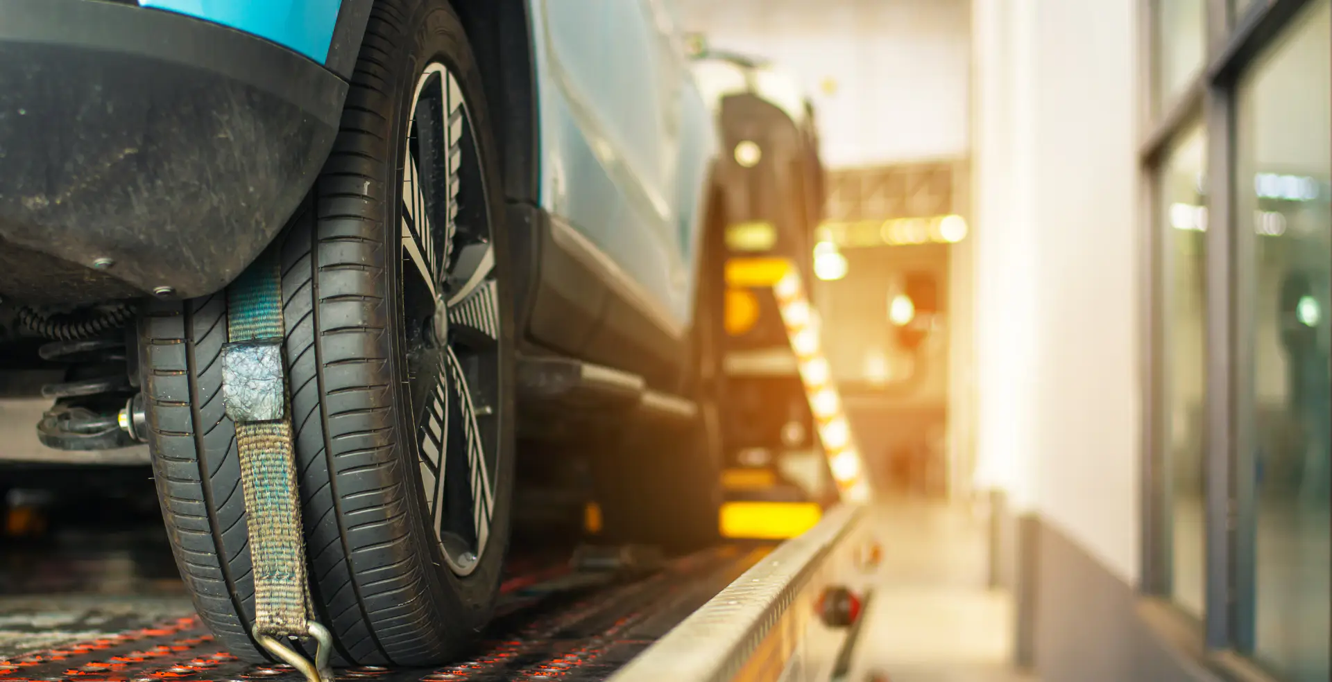 Grúa de plataforma Cervantes Towing cargando un vehículo de cerca, servicio de remolque en Tijuana