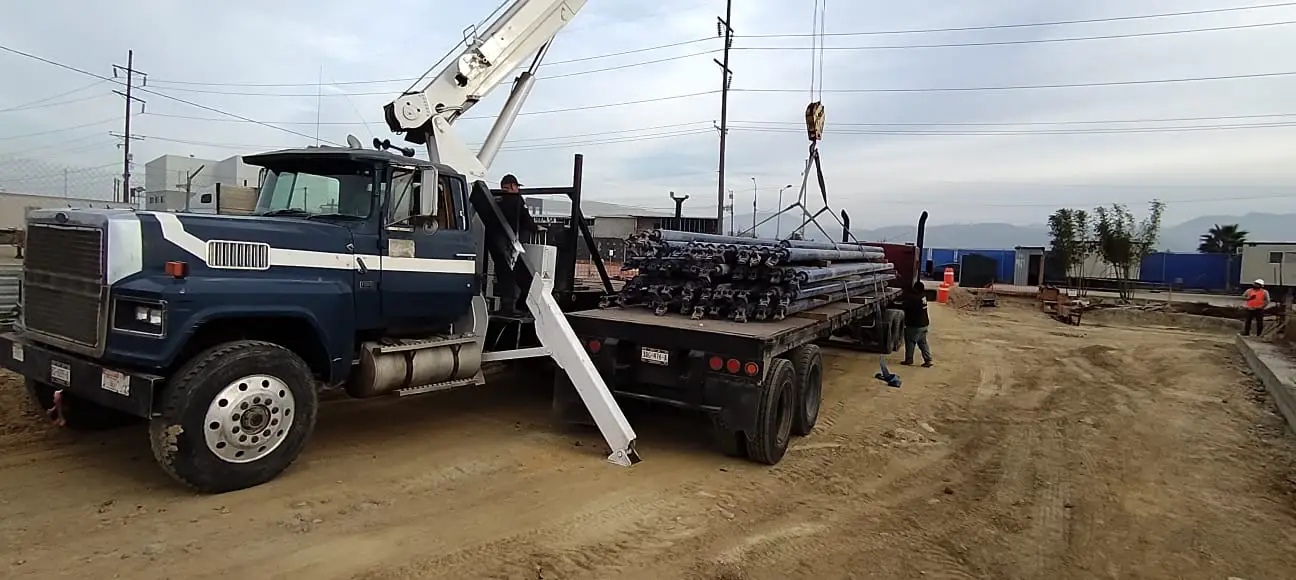 Grúa tipo pluma realizando izaje de un contenedor en Tijuana